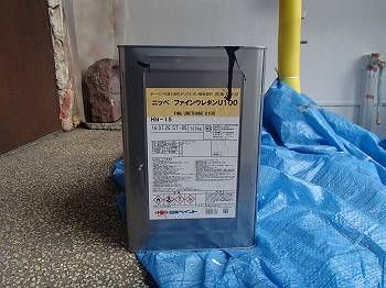 鉄部、雨樋、木部など様々な塗装で活躍する「ファインウレタンU100」です。