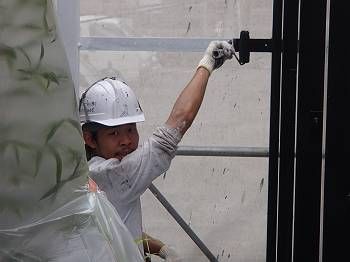 鉄部の上塗りです。 平らな面が多いので、ローラーと刷毛を駆使して丁寧に塗っていきます。