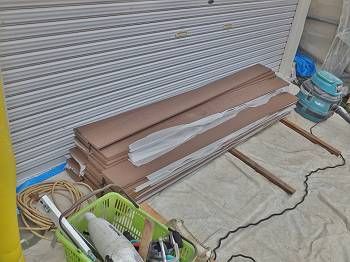 アルミ材の設置が終わると、目隠しの取り付けです。木目調の樹脂フェンスです。