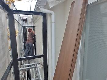 ２階へ運び込んでいます。