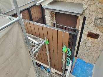 正面と玄関を見た様子。 家の外観デザインにマッチしていますね。