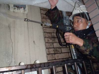 狭い外壁の隙間きちんと洗浄します