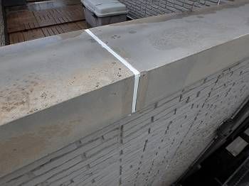 施工後の笠木の目地の様子です。 軒下でない為雨天での作業が少し心配でしたが、問題なく硬化していました。