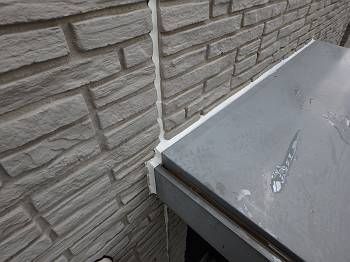 外壁と出窓の取り合いの部分も綺麗に充填されています。