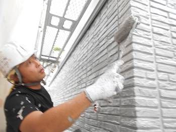 凹んだ目地の部分に塗り残しが出ないいように、１本１本の目地を確認しながら塗っていききます。