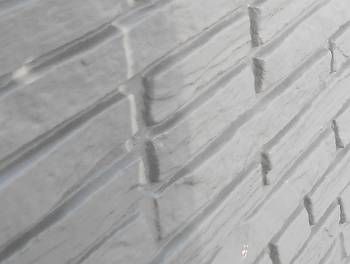 下塗り(左)と中塗り(右)の様子。 外壁が白系なので遠目から見ると3回塗りが分かり辛いですが、近くで比較すると差がはっきりとわかります。