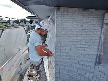 軒天を塗装する為の養生をしています。 後から軒天を行うので注意しながら作業しています。