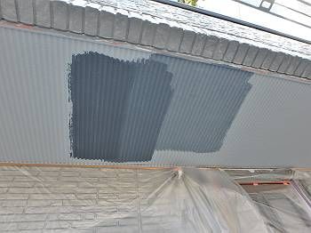 軒天の色を比較する為試し塗り。 色の濃さを細かく調節しています。