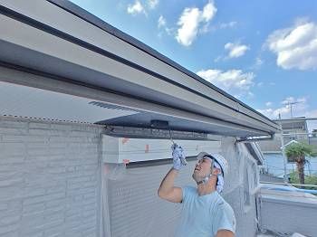 軒裏のボードも凹凸があるので、目地に塗り残しが無いように作業を進めます。