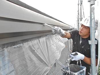 雨樋塗装の様子。細かい部分のダメ込みをハケで先に行っています。