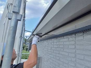 ローラーで表面を塗っているところ。