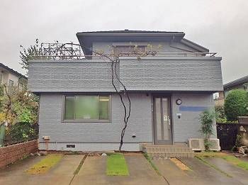 施工後の外観です。 玄関前の土間も、足場屋さんがきちんと掃除して綺麗になっています。