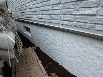 基礎も塗装され、水切りも綺麗に塗られています。