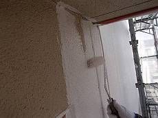 下地処理が終わったら、外壁の３回塗り。既存よりも少し明るい白のSR-174で塗装。