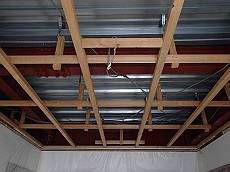 散水調査後、雨漏りしている玄関天井を改修。