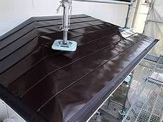 下屋根もトタンで色が抜けていた施工前とは大きく印象が変わりました。