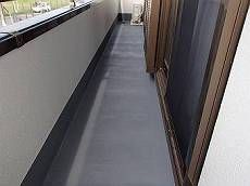 施工後のバルコニー床。壁を塗り替えたのも相まって、明るい空間を演出します。