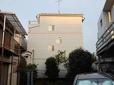 施工前の外観です。夕日が反射して綺麗に見えますが、実はけっこう色あせています。