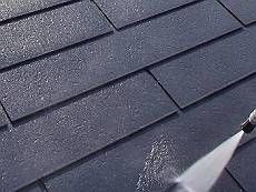 屋根の高圧洗浄中です。 コケなどが一気に落ちていきます。