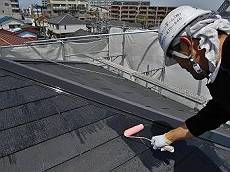 屋根の下塗りを行います。