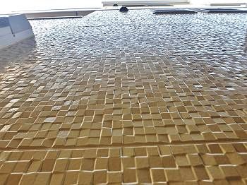 施工後の外壁。特徴のある表面のため、実際に使用した色よりも明るくキラキラした感じに仕上がっています。
