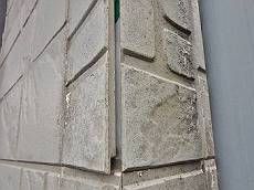 外壁は出隅角のサイディングボードが開いた状態。施工前にしっかりとビスで打ち付けました。