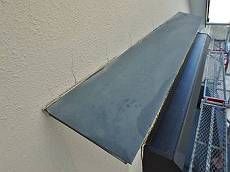 トタンヒサシも退色しています。ヘアクラックも見えます。