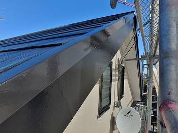 破風は塗装され、しっかりとブラックに染まりました。