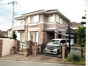 施工完了です。淡いすみれ色が落ち着いていてとても素敵なお家となりました。