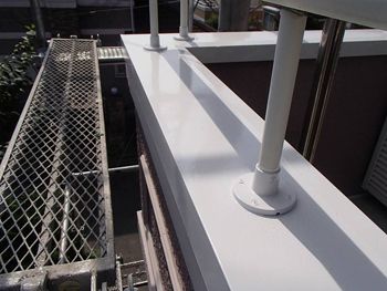 サビだらけだったバルコニーの笠木。白く輝いています。