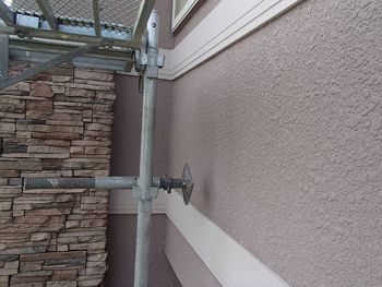 外壁も白と淡いすみれ色で上品なイメージになりました。