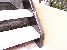 階段も塗り替えてスッキリ