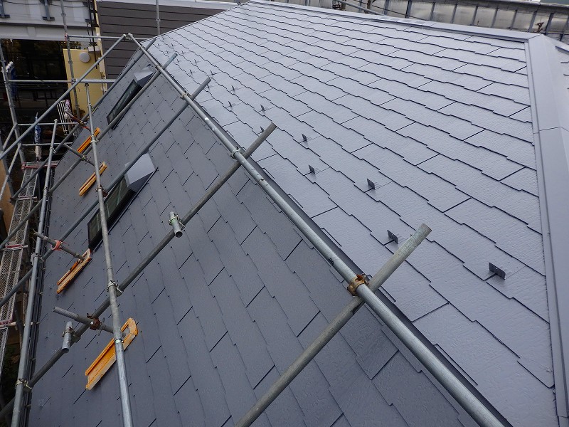 ｸｰﾙﾀｲﾄSiCLR-106グレーで屋根の塗装後