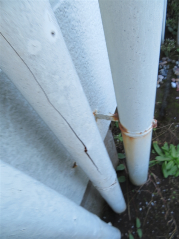 雨樋には割れとバンド部分のサビがついています。