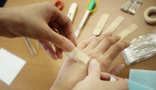 応急処置で絆創膏を張る