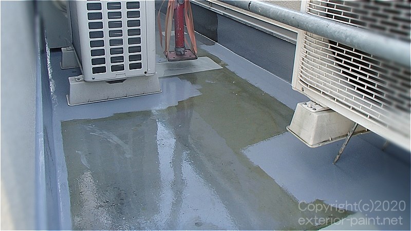 エアコン室外機の下や足場の柱が建つ部分は、一旦挙上げて先にトップコートを塗っておきます