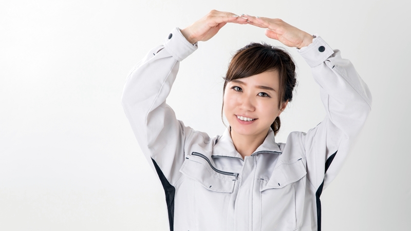 築10年~15年のFRP防水でトップコートの塗り替えが最適だと判断する女性