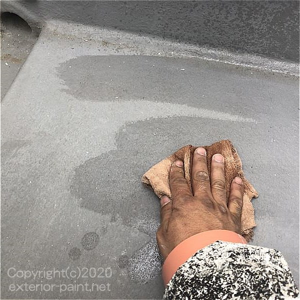 アセトン拭きで油膜を取っているFRP防水の表面