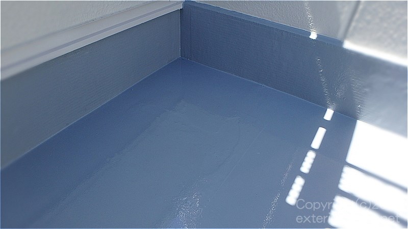 不具合箇所の補修後に防水主材を塗ったウレタン防水