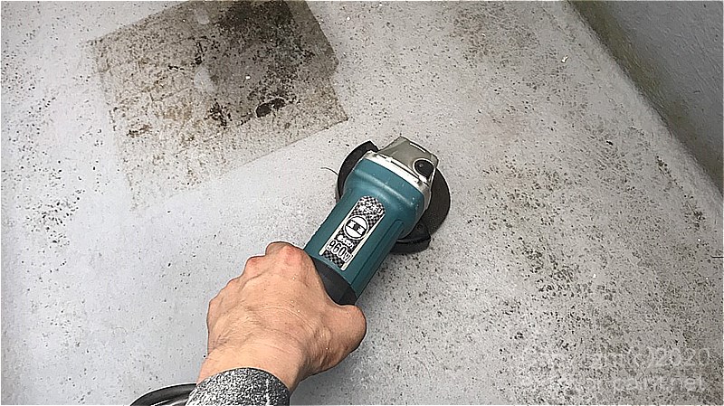 ディスクグラインダーで表面を研磨しているFRP防水