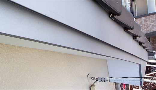板金を巻いた破風板