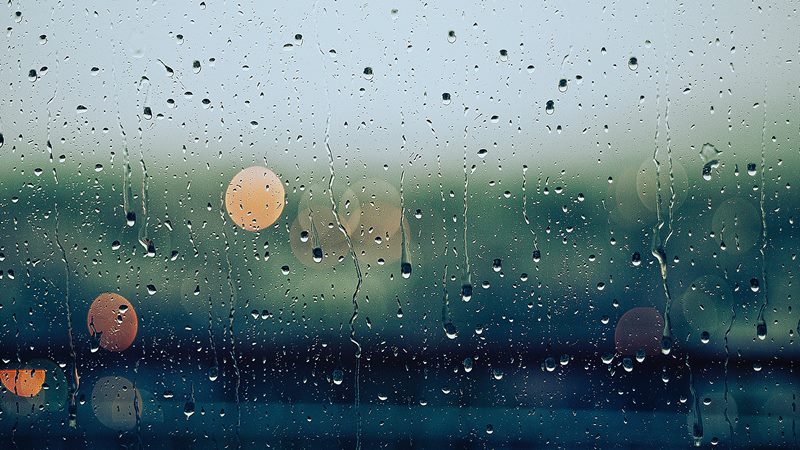 窓に叩きつけられる雨