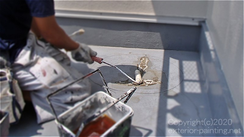 不具合箇所のウレタン防水を撤去した後でプライマーを塗る