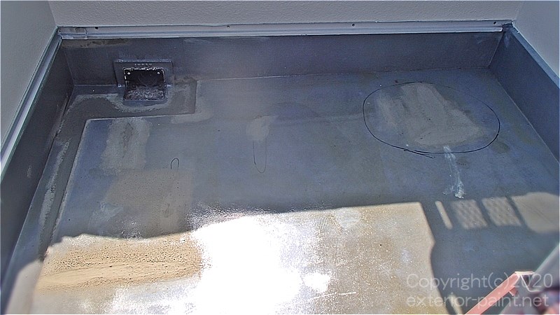 不具合箇所の撤去後にミラクファンドKC-1000で下地調整したウレタン防水面