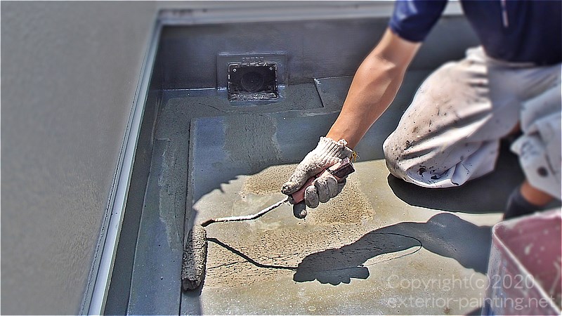 不具合箇所のウレタン防水を撤去した後でミラクファンドKC-1000で下地調整する職人