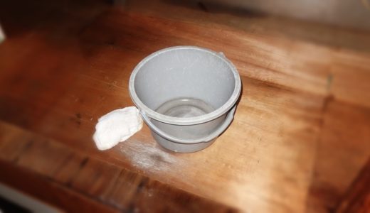 雨漏りの水を受けたバケツ