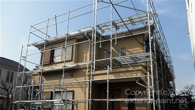 外壁塗装のメッシュシートの無い足場