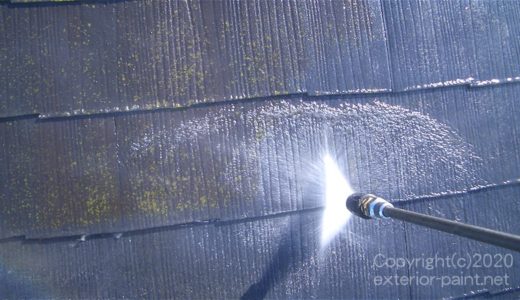 高圧洗浄作業中の屋根