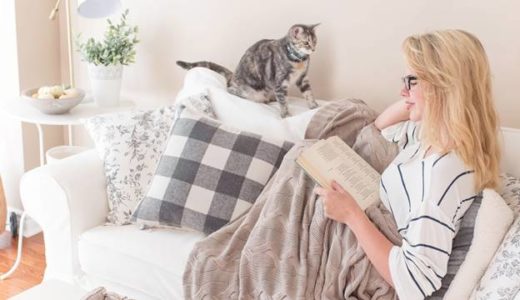 読書する女性を見つめるネコ