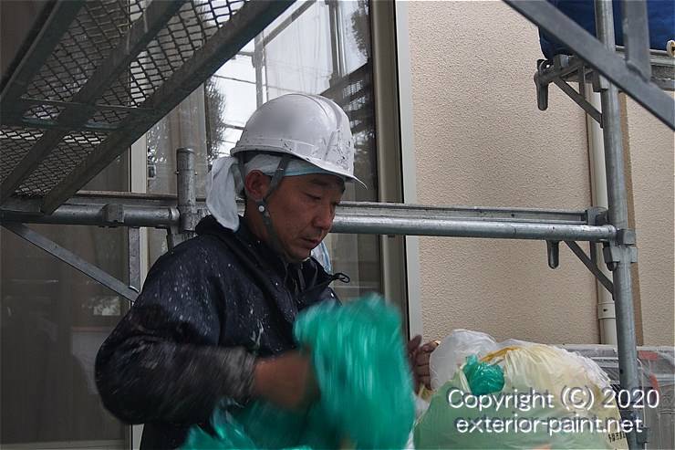 養生のポリシートを捨てる塗装職人